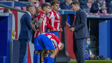 Simeone con Correa, Lodi y Griezmann durante un partido de la 21-22 del Atlético.