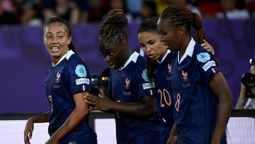 France's midfielder #17 Sandy Baltimore celebrates after scoring a goal with teammates France's defender #13 Selma Bacha (L), France's forward #20 Delphine Cascarino and France's midfielder #08 Grace Geyoro during the UEFA Women's Euro 2025 Group D football match between France and England at the Letzigrund Stadium in Zurich, on July 5, 2025. (Photo by Miguel MEDINA / AFP)