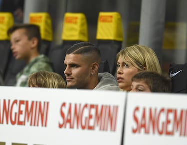 En febrero de 2019, el Inter decidió retirarle la capitanía tras meses de controversia en torno a su agente, y esposa, Wanda Nara, cuyas declaraciones públicas generaron roces con la directiva. El club, junto al entrenador Spalletti, consideró que esa tensión dañaba la cohesión del equipo. Icardi reaccionó negándose a viajar con el grupo a un partido de Europa League ante el Rapid de Viena, lo que cerró cualquier posibilidad de reconciliación. El brazalete fue entregado al portero esloveno Samir Handanović.