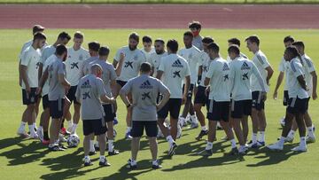 Luis Enrique da indicaciones a sus jugadores durante el entrenamiento de ayer de la Selección.