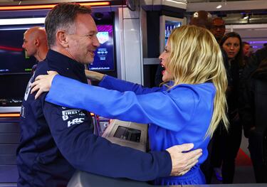 Kylie Minogue saluda al jefe del equipo Red Bull Racing, Christian Horner.