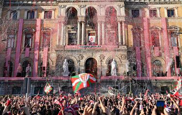 Los jugadores del Athletic brinda la Copa a su afición en el Ayuntamiento.