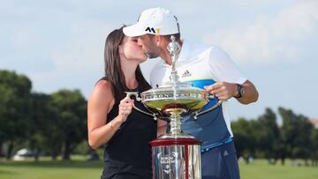 Sergio García besa a su novia Angela Akins tras conseguir el título en el AT&T Byron Nelson.