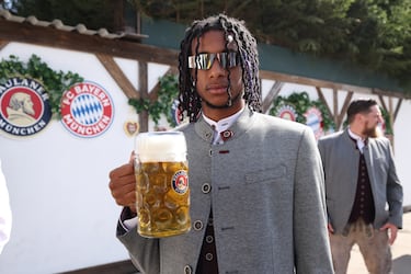 Michael Olise durante la fiesta del Oktoberfest celebrado en Munich.