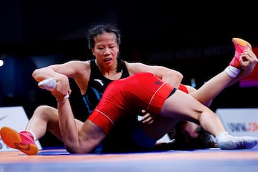 Los mejores luchadores de Asia se han dado cita en Bishkek, Kirguistán, en el Campeonato Asiático Senior. Los participantes han competido en estilo libre, grecorromana y categoría femenina. A esta última corresponde la imagen superior, en la que la china Yongxin Feng (azul) se impone a la japonesa Tsugumi Sakurai en la final de 57 kg. 