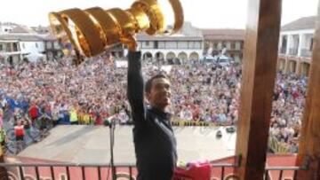 Alberto Contador alza el trofeo del Giro desde el balcón del ayuntamiento de Pinto.