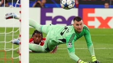Soccer Football - UEFA Champions League - Play Off - Second Leg - Benfica v Fenerbahce - Estadio da Luz, Lisbon, Portugal - August 27, 2025 Benfica's Leandro Barreiro in action with Fenerbahce's Dominik Livakovic REUTERS/Pedro Nunes