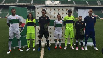 Varios jugadores y jugadoras del Elche posan con las nuevas camisetas en la presentación de las equipaciones del Elche realizadas por Kelme para la temporada 2016-2017.