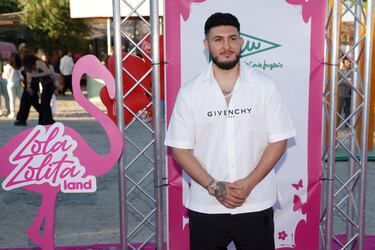 El cantante, Omar Montes posando a su llegada a la alfombra rosa del festival Lola Lolita Land.