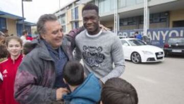 Felipe Caicedo, este lunes, arropado por seguidores en Sant Adrià.