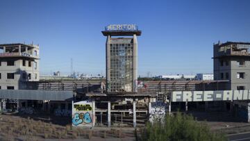 Fábrica abandonada con el cartel de Meriton.