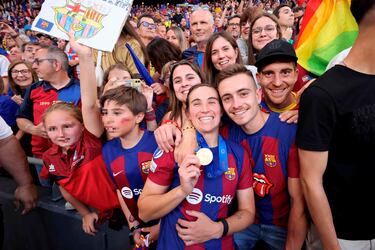 Mariona Caldentey celebra con amigos la victoria. 