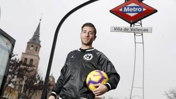 Embarba posa para AS en Vallecas.