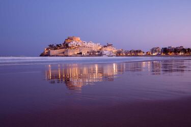 Peñíscola es un destino que atrapa por su historia, por su gastronomía y por su naturaleza. Esta ciudad cuenta con diferentes ambientes para disfrutar del mar, de la montaña y, también, de grandes monumentos de su pasado. Prepárate para dar un paseo por su casco histórico y para bañarte en algunas de sus calas más paradisíacas.