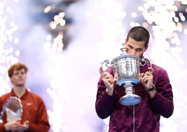 El español Carlos Alcaraz besa su trofeo tras ganar la final individual masculina de tenis contra el italiano Jannik Sinner.