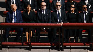 El presidente de los Estados Unidos, Donald Trump, la primera dama de los Estados Unidos, Melania Trump, el presidente de Estonia, Alar Karis, el rey Felipe VI de España, la reina Letizia de España y el presidente de Ecuador, Daniel Noboa, asisten al funeral del papa Francisco en la Plaza de San Pedro el 26 de abril de 2025 en la Ciudad del Vaticano.