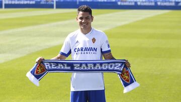 Toro Fernández posa con una bufanda del Real Zaragoza en su presentación en La Romareda.