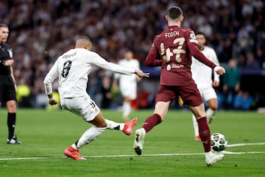 3-0. El nueve del Real Madrid encara a su marcador al borde del área, se va y con la izquierda, lanza un disparo raso, al palo largo de Emerson, para anotar el tercero en su cuenta goleadora.