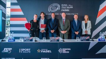 Chiara Pappacena (jugadora), Alessandro Onorato (concejal de Roma), Luigi Carraro, Angelo Binaghi, (Federación Italiana), Vito Cozzoli y Elena Palazzo,.
