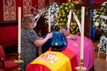 Familiares y amigos se despiden del exciclista Federico Martín Bahamontes en la capilla ardiente instalada en la sala capitular del ayuntamiento de Toledo.