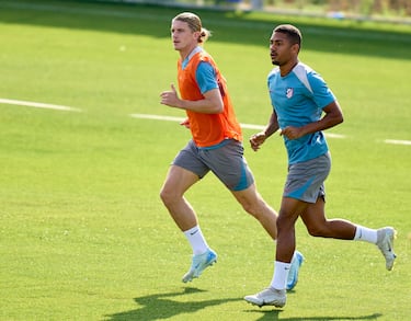 Conor Gallagher y Samu Lino.