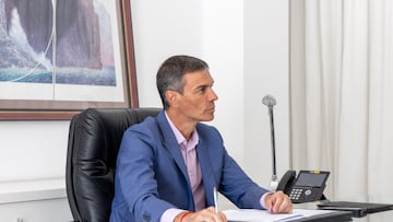 El presidente del Gobierno, Pedro Sánchez, durante una reunión de líderes de la Coalición de Voluntarios por Ucrania, por videoconferencia, a 13 de agosto de 2025, en España. La cita tiene lugar dos días antes de la cumbre entre EE.UU. y Rusia que se celebrará este viernes 15 de agosto en Alaska y que reunirá a los presidentes Trump y Putin. La reunión ha servido para mostrar una vez más la solidaridad con Ucrania y reiterar la postura sobre el proceso de paz antes de la cumbre de Alaska.
13 AGOSTO 2025;PRESIDENTE;SÁNCHEZ;REUNIÓN;VIDEOCONFERENCIA;
Pool Moncloa
13/08/2025