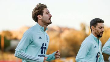 El centrocampista José Campaña (i) y el defensa Jesús Navas (d) asisten a una sesión de entrenamientos de la selección española.