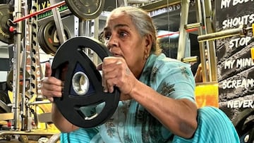 Ni caminar ni nadar: este es el ejercicio que hace una mujer de 70 años como tratamiento a su artritis