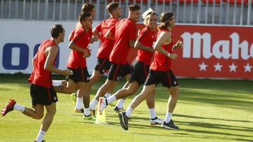 El Atleti se entrenaba ayer por la mañana en el Cerro por última vez antes del Sevilla. En la foto, la complicidad brutal Grizi-Godín.