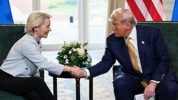 U.S. President Donald Trump shakes hands with European Commission President Ursula von der Leyen, after an announcement of a trade deal between the U.S. and EU, in Turnberry, Scotland, Britain, July 27, 2025. REUTERS/Evelyn Hockstein