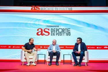 Conrado Valle (redactor jefe del Diario AS) dialogando con César Sempere (Director Fundación Trinidad Alfonso) y César Sempere (Jugador de España de Rugby).