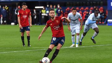 PAMPLONA, SPAIN - APRIL 21: Roberto Torres of CA Osasuna scores their side's third goal from the penalty spot during the La Liga Santander match between C.A. Osasuna and Valencia CF at Estadio El Sadar on April 21, 2021 in Pamplona, Spain. Sporting s