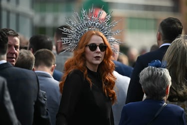 Ambiente durante el 'Ladies Day' del Grand National Festival, la carrera ecuestre más importante de las que se celebran en el Reino Unido, en el Circuito de Aintree, Liverpool.