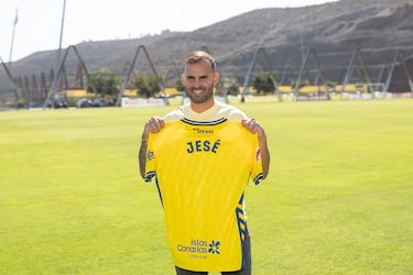 El “bichito” vuelve a Gran Canaria para su tercera etapa vestido de “pío-pío”. Tras pasar por el fútbol brasileño con el Coritiba y por el JDT FC malasio, el extremo canario regresa a su isla natal con una intención clara: devolver a la Unión Deportiva a Primera División.