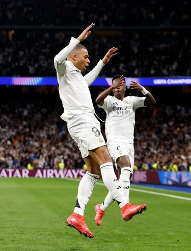 1-0. Kylian Mbappé celebra con Vinicius el primer gol.