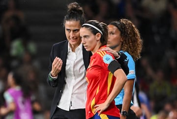 Aitana Bonmatí recibe instrucciones en la banda de la seleccionadora Montse Tomé.