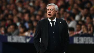 El técnico del Real Madrid, Carlo Ancelotti, durante el partido contra el Atlético de Madrid en LaLiga Santander.