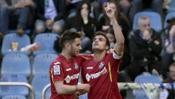 Pedro León celebra el primer gol.