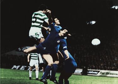 Seguimos con las remontadas a doble partido y de nuevo aparece el Real Madrid en el horizonte. Los blancos se enfrentaban al Celtic en cuartos en busca de su séptima Copa de Europa y al encuentro de Escocia llegaban con bajas importantes: sin Pirri, García Navajas ni San José. A pesar del buen papel de los blancos, el partido finalizó 2-0. Tocaba remontar de nuevo en el partido de vuelta y así fue. 110.000 personas abarrotaron el Santiago Bernabéu para presenciar una nueva hazaña del club blanco. Santillana, un minuto antes del descanso, hizo el 1-0 tras aprovechar un córner botado por Cunningham; Stielike, en el 55', puso el 2-0, de nuevo tras un centro del británico. Y cuando parecía que llegaría la prórroga, Juanito, con la cabeza a centro de Ángel, puso el 3-0 definitivo con el que el Real Madrid pasó a semifinales. Los blancos quedarían eliminados en esa ronda, contra el Hamburgo y con la pena de no haber disputado la final, ya que se jugó en su feudo. 