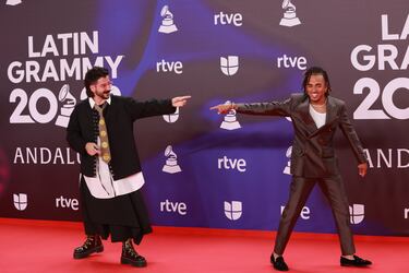Los cantantes Camilo y Ozuna posa durante el photocall previo a la gala de entrega de los Latin Grammy 2023, en el Palacio de Congresos de Sevilla.