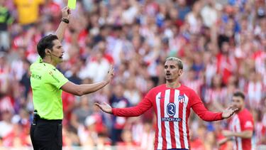 Soccer Football - LaLiga - Atletico Madrid v Real Sociedad - Metropolitano, Madrid, Spain - October 8, 2023 Atletico Madrid's Antoine Griezmann is shown a yellow card by referee Jose Luis Munuera Montero REUTERS/Isabel Infantes