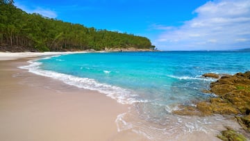 Las Islas Cíes constituyen un paradisiaco entorno cada vez más popular. Algunas publicaciones internacionales como The Guardian aseguran que la playa de Rodas es la mejor del mundo, pero no hay que perder de vista la de Figueiras, menos conocida pero igualmente maravillosa.