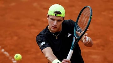 Czech Republic's Jakub Mensik returns the ball to US Ben Shelton during their 2025 ATP Tour Madrid Open tennis tournament third round singles match at the Caja Magica in Madrid, on April 27, 2025. (Photo by OSCAR DEL POZO / AFP)