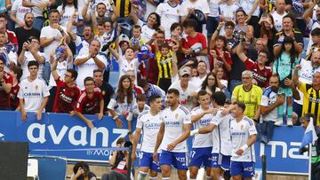 Los jugadores del Real Zaragoza celebran en Gol Sur un gol.
