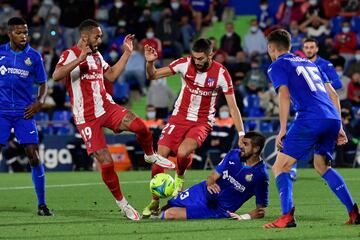 Matheus Cunha, Yannick Carrasco y Stefan Mitrovic.