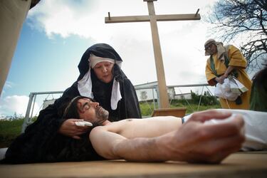 Varias personas durante el Viacrucis viviente de O Valadouro en el Miércoles Santo.