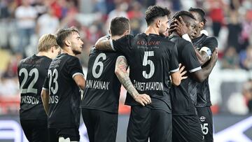 Balotelli, felicitado por sus compañeros.