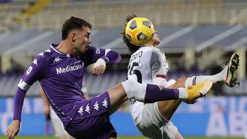 FLORENCE, ITALY - JANUARY 03: Pol Lirola of ACF Fiorentina battles for the ball with Emanuel Vignato of Bologna FC during the Serie A match between ACF Fiorentina and Bologna FC at Stadio Artemio Franchi on January 3, 2021 in Florence, Italy. (Photo by G