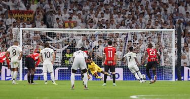 1-1 Vinicius, desde los once metros, ejecuta el penalti a lo 'panenka' y supera Mike Maignan.