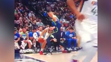 Ayer le ganó un partido en la cara a Harden y hoy vacila a Porzingis con Doncic mirando